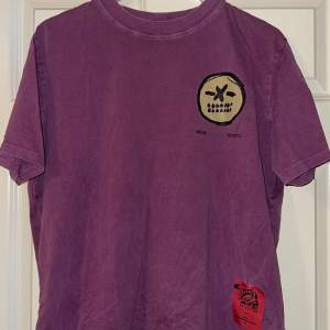 Neuw t-shirt i lila i storlek L. Ovanlig kollektion  Köpt för 1000kr 