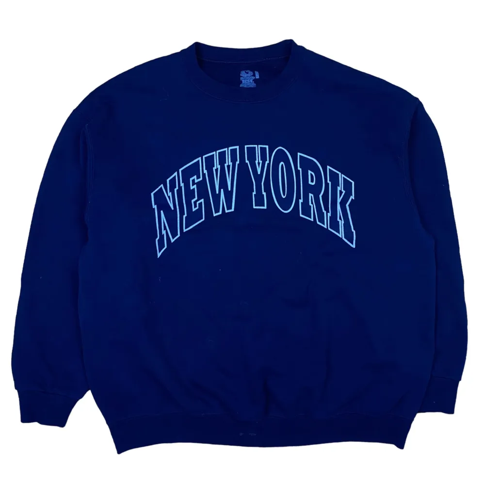 Vintage college New York sweatshirt i storlek XL. Gjord på en Fruit of the looms blank och är i bra skick förutom en fläck som syns på sista bilden.. Tröjor & Koftor.