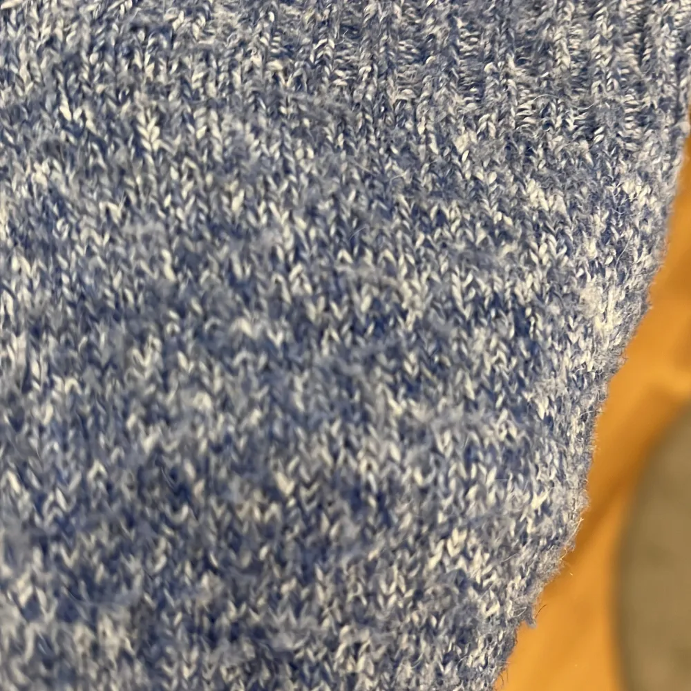En stickad tröja från VERO MODA❤️ säljer då den inte kommer till andvändning❤️. Stickat.
