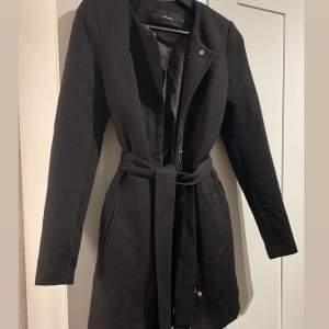 Säljer svart kappa från vero moda, bra skick! Använd fåtal gånger. Säljer för 200kr+frakt!🤍 Tryck inte på köp direkt skicka pm istället🤍(skriv för fler bilder)