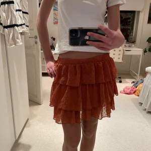 Skit snygg kjol som ändats är använd fåtal gånger, är i en röd orange färg! Nyskick. Kan mötas upp Stockholm eller posta🤗