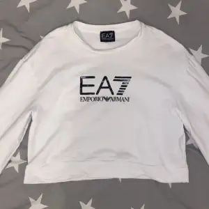 Jag säljer min EA7 tröja som inte kommer till användning. Den är i nyskick och endast använd ett fåtal gånger. (Nypris 1095kr)