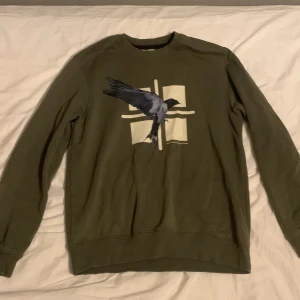 Refive sweater - Säljer en sjukt snygg grön tröja från refive då den aldrig kommer till användning. Köpt för runt 700 för 1 år sedan. 10/10 skick