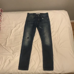 Calvin Klein Jeans - Säljer ett par Calvin Klein jeans pga att jag vuxit ur dom. Köpt på design only för något år sedan för 1200kr. Finns inget tecken på användning då jag knappt haft på mig dom. 10/10 conditiom