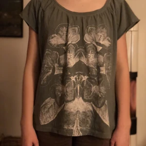 Grå topp - Fin grå top med fint mönster på.