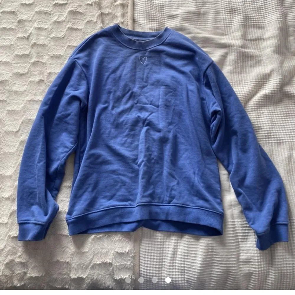 Gullig blå sweatshirt från Monki. lite oversized. Ganska tunn. Använd men i fint skick. Bilder från min Depop : glitterte. Tröjor & Koftor.