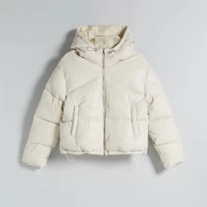 Puffer jacket - Säljer min creme färgade pufferjacka från berskha i stl L men liten i storlek, passar mig som vanligtvis är en stl 36, bra skick knappt använd🤍