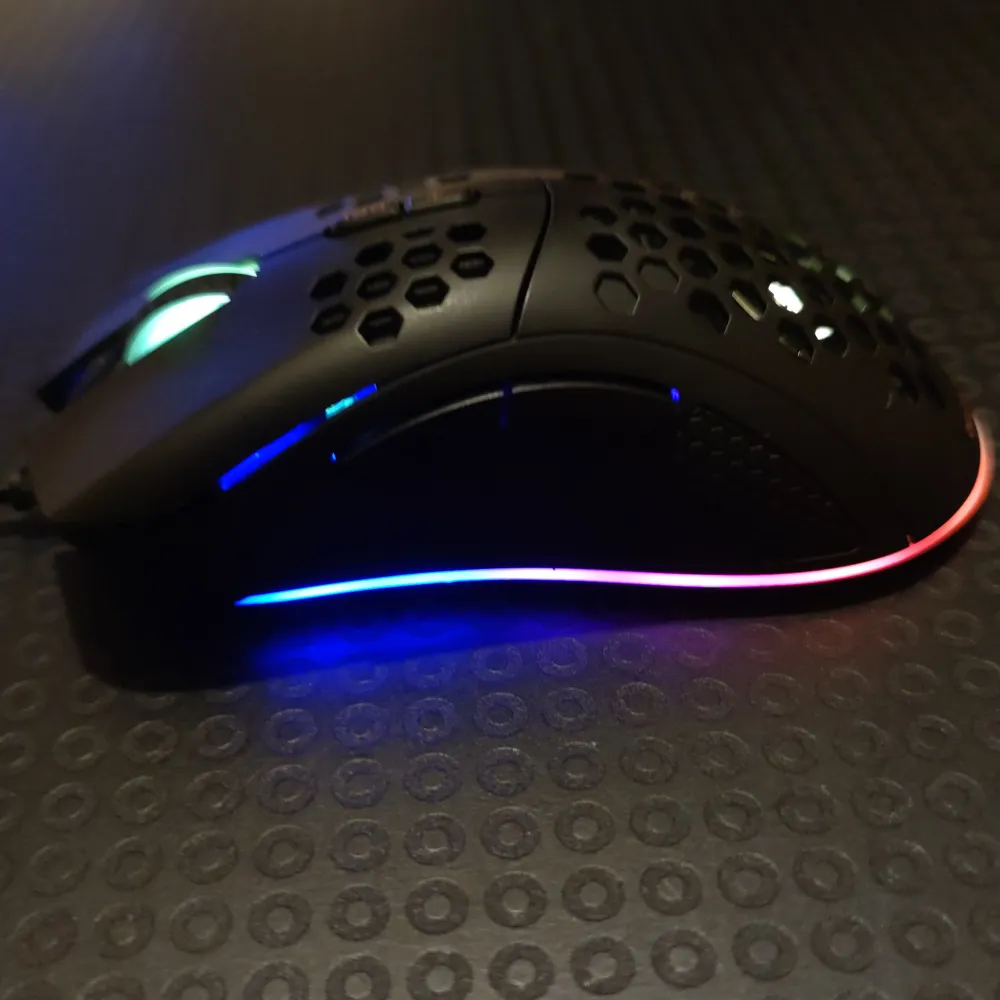 Säljer min Deltaco Gaming mus eftersom jag köpt en ny, det är en snabb mus med ljus den har mycket bra kvalitet.. Övrigt.