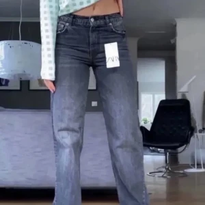 Zara midrise jeans  - Jätte fina midrise jeans från Zara💕 dem e grå/svarta o sitter jätte snyggt! Har många jeans nu o väljer då att sälja dessa trots att de e en favorit💕