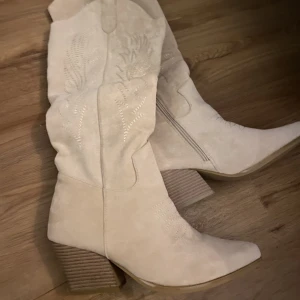 Cowboyboots - Från boohoo. Aldrig använda! Ljusbeiga. Klackhöjd ca 5 cm 