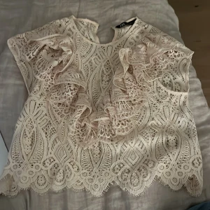 Fest blus/topp - Säljer denna sjukt snygga toppen/blusen som är perfekt för en fest elller middag från zara. Använd knappt tre gånger och i topp skick 