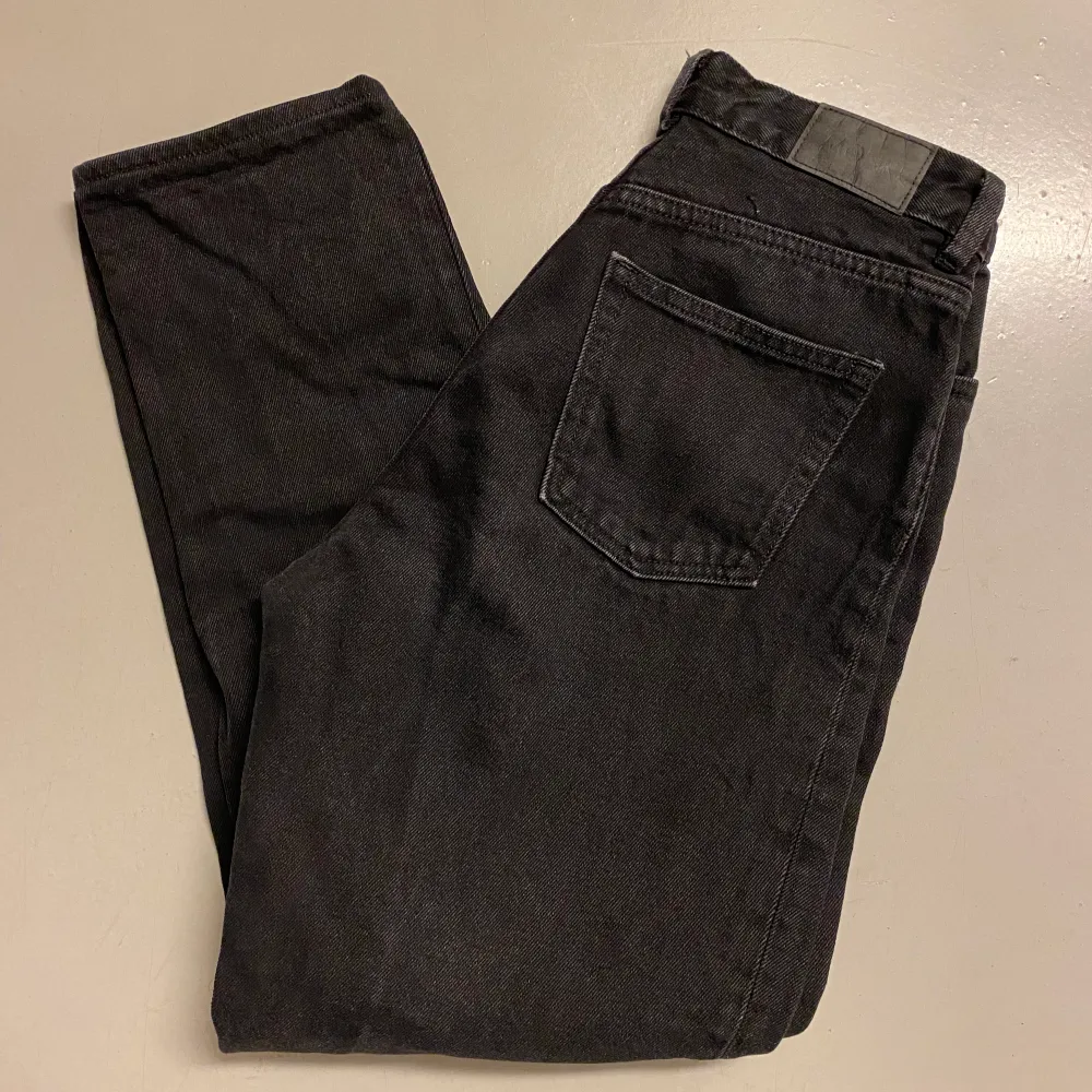 Svarta högmidjade jeans från monki. Raka i benen. Detta är min absoluta favoritmodell från monki, heter taiki. Jeans & Byxor.