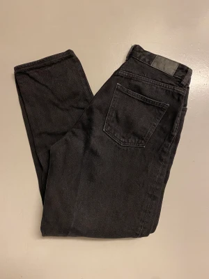 Jeans Monki - Svarta högmidjade jeans från monki. Raka i benen. Detta är min absoluta favoritmodell från monki, heter taiki