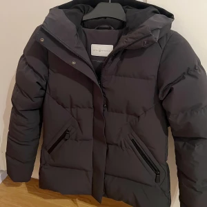 Vinterjacka - Säljer min vinterjacka ifrån Sail racing. Köpt från jackan.com. Den är i väldigt fint skick, har inte används mycket. Storlek Small. Den är i matt och färgen är svart/grå. Skriv till mig om ni har några frågor 💕