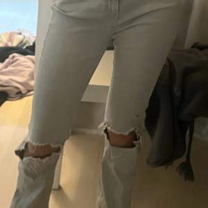 Jeans från Gina Tricot. De är supersköna. 