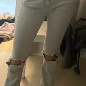 Slitna jeans  - Jeans från Gina Tricot. De är supersköna. 