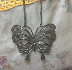 Silverfärgad Fjärrilshalsband  - Silverfärgad halsband med stor fjärilsmotiv, ca 15 cm lång kedja. 