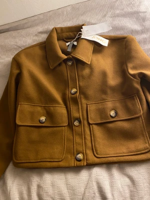 ONLY Jacka Strl M  - Snygg kortare jacka. Oanvänd med alla lappar kvar. Den har en varmare och lite mörkare färg i verkligheten. Tillhör petite collection så lite mindre än en ”vanlig” M. 