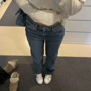 Loose mid waist jeans - !lånade bilder! Ett par jättefina jeans från jjxx i modellen Loose Mid Waist! Helt ny, endast provade 💕 Säljer då de inte passar mig 😭 Storlek 25 × 32 och passar nog någon som är ungefär 155 - 165 🫶 Nypris 599 kr! 