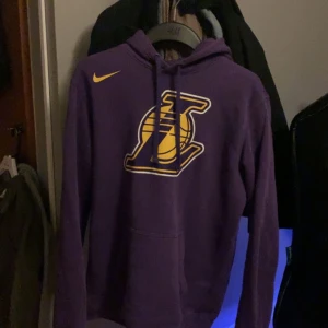Nike Lakers hoodie💜 - Jätte snygg lila vintage Nike hoodie i storlek (Small)  Säljes pga av ingen användning!😀
