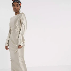 Asos klänning  - Jag tänkte sälja min helt nya klänning från Asos. Den passade tyvärr inte mig och skulle skickas tillbaka men det var försent. Den är alltså helt ny och användes inte alls. Den är liten i storlek, passar dig som bär storlek S, skriv via funderingar💖