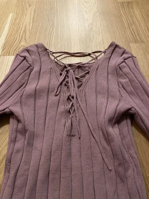 Lila blus - En tröja med snörning på ryggen