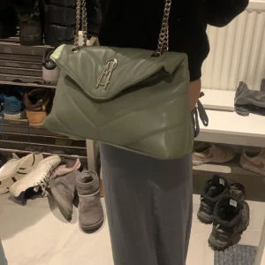 Rymlig väska  - As snygg väska som man får plats med massa saker i,använd Max 3 gånger och den är helt ny.köpte för 1000❤️kan mötas upp i Stockholm eller fraktar för 66 kronor.