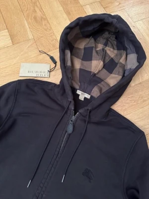 Snygg tröja från BURBERRY - Jag köpte den för 1 år och några månader sen   Ny pris 6000