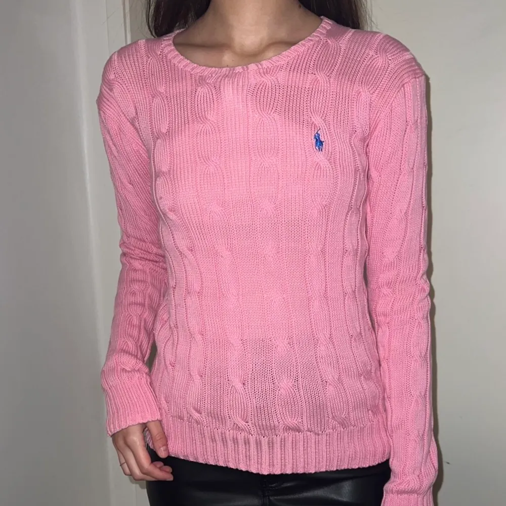 En Polo Ralph Lauren tröja i super fin rosa färg! 💗 Den är i perfekt skick och köpt för 1400kr. Det är storlek S men är stretchigt material så det passar även M.  Kan mötas upp 🫶🏼. Tröjor & Koftor.
