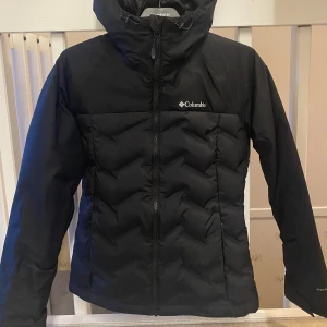 Skidjacka/vinterjacka Columbia - Skitsnygg skidjacka/vinterjacka från Columbia med isolerad insida för att hålla sig extra varm.🌸 Storlek XS, nästan aldrig använd så i nyskick.