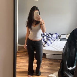 RAKA LOUNGEBYXOR HM - Mid eller love waist loungebyxor från H&M. Sjukt snygga och bekväma, lite långa på mig som är 163 så passar längre.  