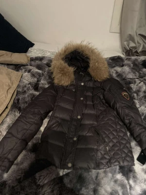 Rockandblue jacka Dam! - riktigt bra och fin jacka, Äkta.  Säljes pga urvuxen  Vid snabb affär pris kan diskuteras Kan fraktas men Ni står för fraktkostnad   DAM JACKA XS!!!