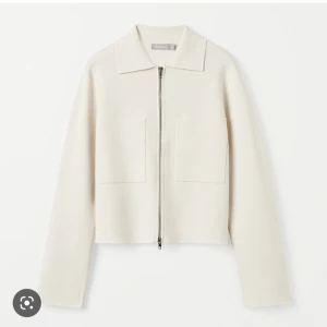 Finstickad kofta - Säljer den sjukt fina slutsålda koftan från åhlens. Perfekt som kofta på vintern även användbar som jacka på vår/sommar!😍 Stl, S. Köparen står för frakten!🤍