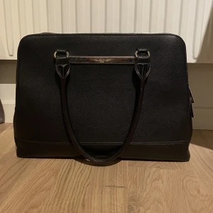 Väska - Använder aldrig den och tänker att den därför kan få en ny ägare