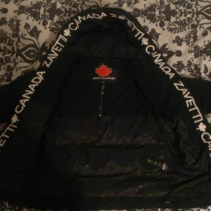 Jacka  - Den är en jätte fin jacka och jag har inte använt de så mycket och jag vill sälja den är liten på mig nu  och den är Xs i män storlek 