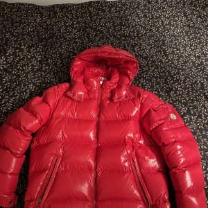 Moncler maya - Tja. Säljer min maya size 6 passar den som har L/XL COND 9-9,5/10 Pris 7500