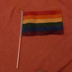 Mini Pride flagga - Jag vet inte om det är så tydligt men stolpen är 30cm, flaggans bredd är 20 cm och längden 14 cm. Du kan välja att ha kvar eller ta bort stolpen. Om man vill ha den via frakt så kan du gärna skicka pm till mig så vi kan prata ut det :)  