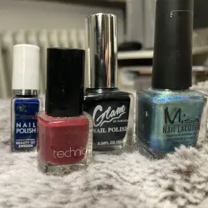 Fyra olika nagellack i coola färger 🫶🏼 Vissa är nästan aldrig använda och andra är använda några gånger! 
