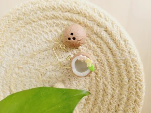 Handgjorda örhängen. Guldpläterade sterlingsilver krokar  - Handgjorda örhängen i polymerlera. Guldpläterade sterlingsilver krokar.   Skickas med poleringsduk. 