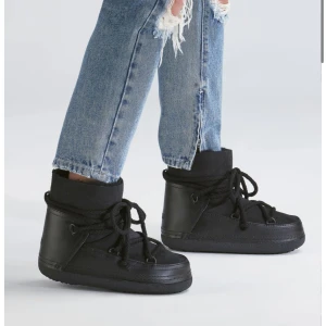 Vinterskor - Säljer mina fina inukii, det är den större modellen som ni ser på bilden. Mycket varsamt använda under en vinter❤️stolek 39 men passsar mig som har 38, kan tänka mig byta mot den mindre modellen i alla färger