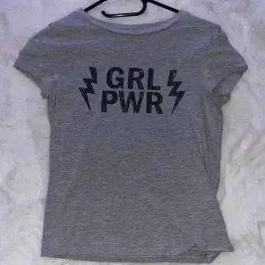 En grå t-shirt där det står girl power. Inte använd på länge. Från H&M