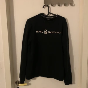Sail racing tröja - Sail racing tröja i fint skick från KidsBrandStore. Säljer den pga att jag aldrig använder den längre.