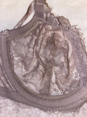 H&M - En bh som jag nästan aldrig använt för vart osäker men den är jätte fin spets bh som är beigebrun. Man får stå för frakten själv och pris för frakten kan vi diskutera🥰