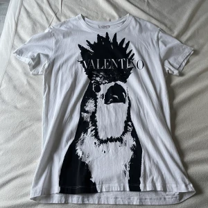 Valentino t-shirt - Inköpt för 3500kr på Harrods. Storlek L, använd sparsamt, inga slitage. 