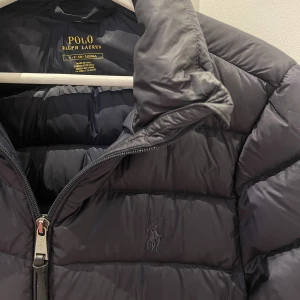 Polo Ralph Lauren dunjacka  - Säljer min polo ralphlauren dunjacka i färgen mörkblå. Storlek S, nypris 2499kr jag säljer för 500kr.