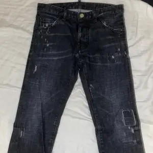 Svarta Dsquared2 jeans, barnstorlek. Säljes pga för liten storlek. Väldigt bra skick. Äkthetsbevis finns! Tveka ej att kontakta mig vid frågor/fler bilder!