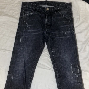 Dsquared2 jeans - Svarta Dsquared2 jeans, barnstorlek. Säljes pga för liten storlek. Väldigt bra skick. Äkthetsbevis finns! Tveka ej att kontakta mig vid frågor/fler bilder!