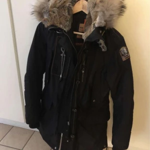 Parajumper jacka - Säljer min Parajumper jacka som är köpt för 10500 på nk 2020 i storlek Xs. Säljer den för 2500kr
