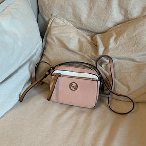 Väska - Fin liten väska med justerbar axelrem 