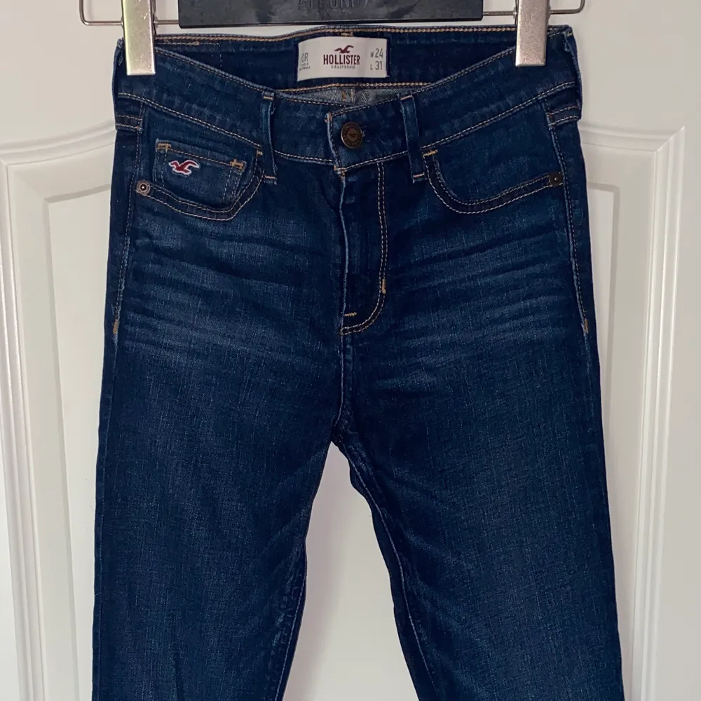 Skinny jeans från Hollister i superbra skick med low rise👖 Säljer pga för små för mig. Storleken är 0R 24/31 i klassisk dark wash tvätt/färg.    Jeansen kan klippas och bli snygga shorts istället också👌🏼☀️. Jeans & Byxor.
